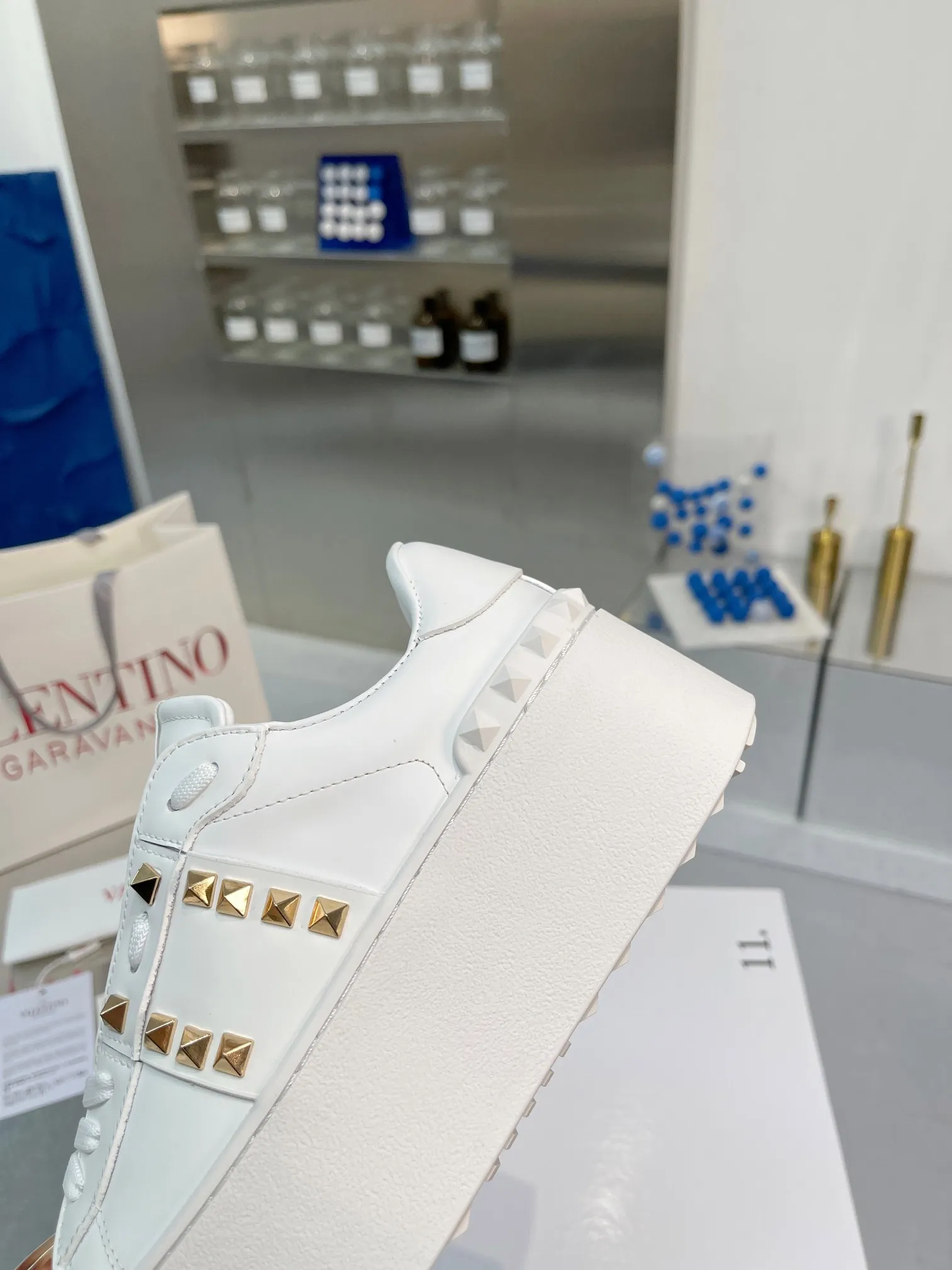 👟👟Ex-factory price 620👟👟 The latest thick-soled high version of Nujia Valentino Valentino 23ss spring and summer thick-soled rivet sports and casual shoes white shoes 2023 latest model hot-selling series hard to find after being launched in Japan super hot classic rivet series with thick sole 6cm higher purchased original development every detail is very exquisite🎁 Upper: silk cowhide splicing Lining: Cowhide lining Outsole: Original synchronized TPR outsole 6cm height increase Size: Female 35-41 (40.41 customized)